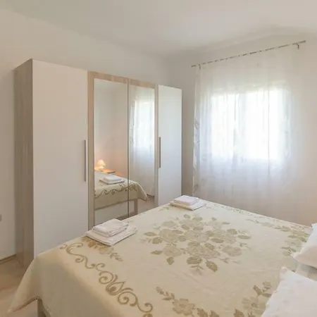 Mira #preko#free Parking#a/c Appartement Preko